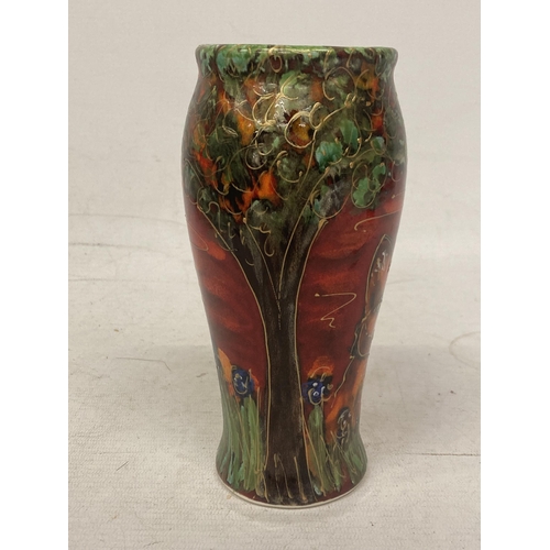 786 - AN ANITA HARRIS FOX VASE SIGNED IN GOLD