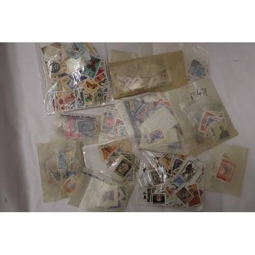 867 - A COLLECTION OF STAMPS IN PACKETS