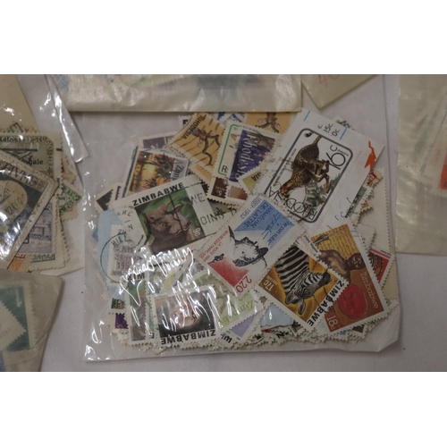 867 - A COLLECTION OF STAMPS IN PACKETS