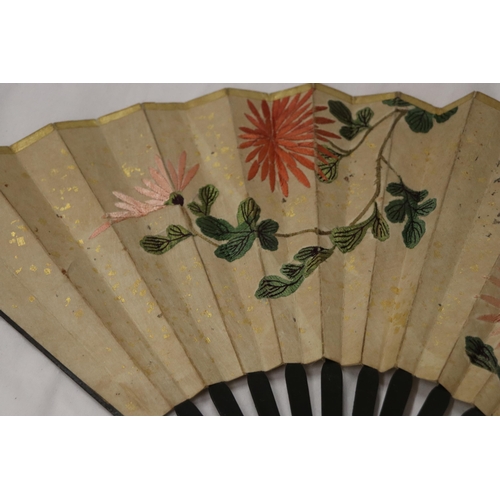 871 - A CHINESE FAN WITH EMBROIDERED FLORAL DECORATION