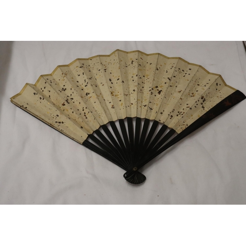 871 - A CHINESE FAN WITH EMBROIDERED FLORAL DECORATION