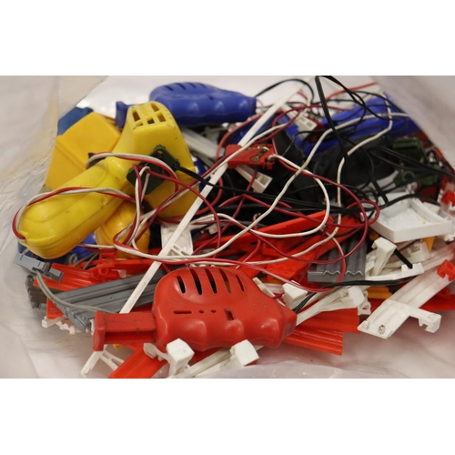 885 - A QUANTITY OF SCALEXTRIC ITEMS