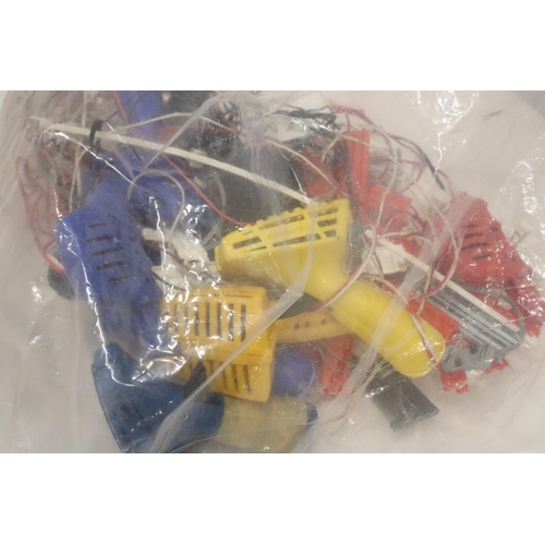 885 - A QUANTITY OF SCALEXTRIC ITEMS