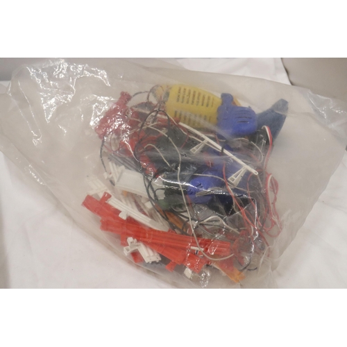 885 - A QUANTITY OF SCALEXTRIC ITEMS