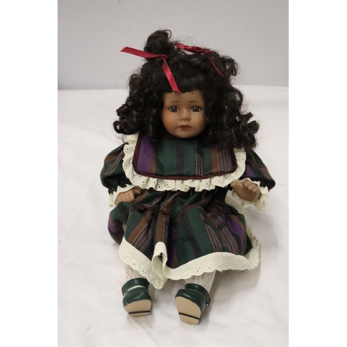 901 - A VINTAGE CHINA DOLL IN SEATED POSE