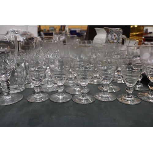 969 - A LARGE QUANTITY OF GLASSES TO INCLUDE SHERRY, LIQUER, TUMBLERS, ETC