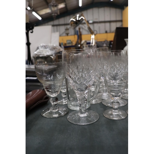 969 - A LARGE QUANTITY OF GLASSES TO INCLUDE SHERRY, LIQUER, TUMBLERS, ETC