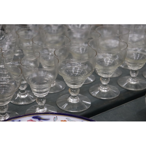 969 - A LARGE QUANTITY OF GLASSES TO INCLUDE SHERRY, LIQUER, TUMBLERS, ETC