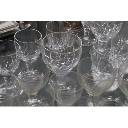 969 - A LARGE QUANTITY OF GLASSES TO INCLUDE SHERRY, LIQUER, TUMBLERS, ETC