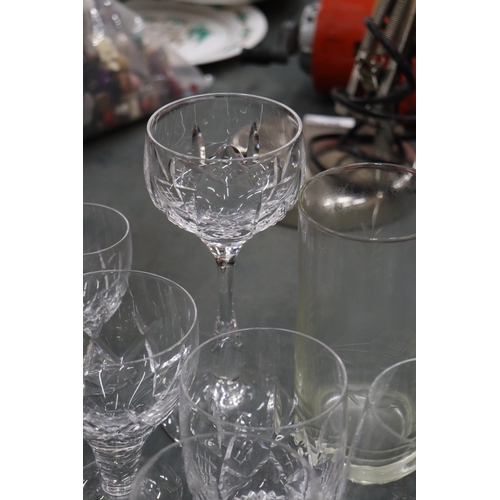 969 - A LARGE QUANTITY OF GLASSES TO INCLUDE SHERRY, LIQUER, TUMBLERS, ETC