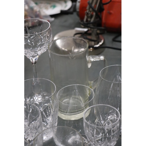 969 - A LARGE QUANTITY OF GLASSES TO INCLUDE SHERRY, LIQUER, TUMBLERS, ETC