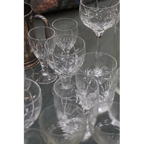 969 - A LARGE QUANTITY OF GLASSES TO INCLUDE SHERRY, LIQUER, TUMBLERS, ETC