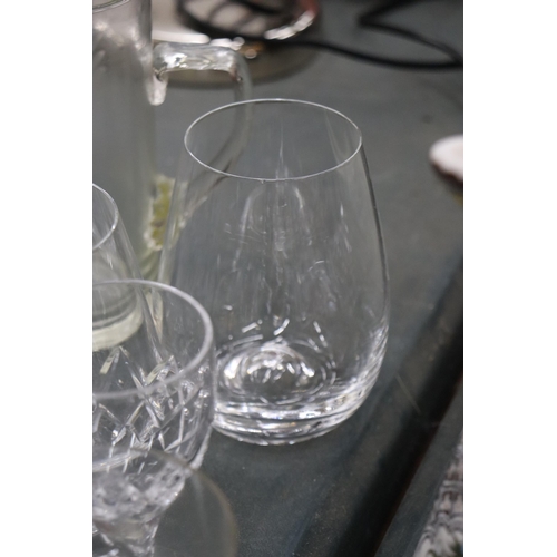 969 - A LARGE QUANTITY OF GLASSES TO INCLUDE SHERRY, LIQUER, TUMBLERS, ETC