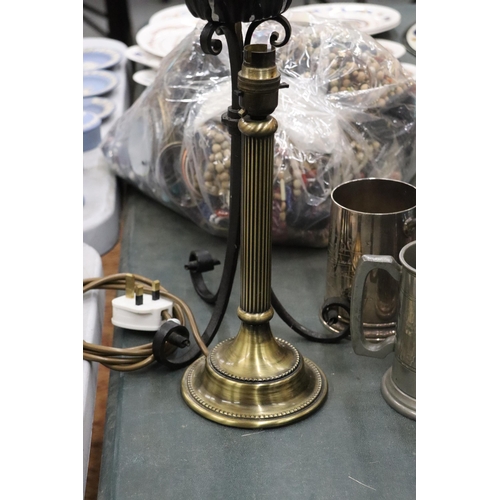 971 - TWO TABLE LAMPS TO INCLUDE ONE WITH BRASS COLUMN BASE AND A CAST METAL ONE