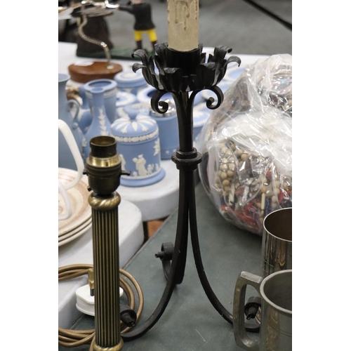 971 - TWO TABLE LAMPS TO INCLUDE ONE WITH BRASS COLUMN BASE AND A CAST METAL ONE