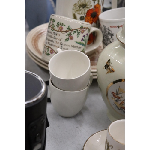 974 - A QUANTITY OF CERAMICS TO INCLUDE CLASSICAL THEMED CUPS AND SAUCERS, PLATES, A LIDDED JAR, PRESERVE ... 