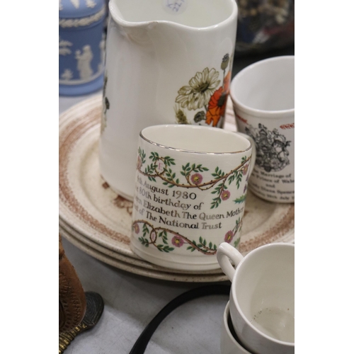 974 - A QUANTITY OF CERAMICS TO INCLUDE CLASSICAL THEMED CUPS AND SAUCERS, PLATES, A LIDDED JAR, PRESERVE ... 