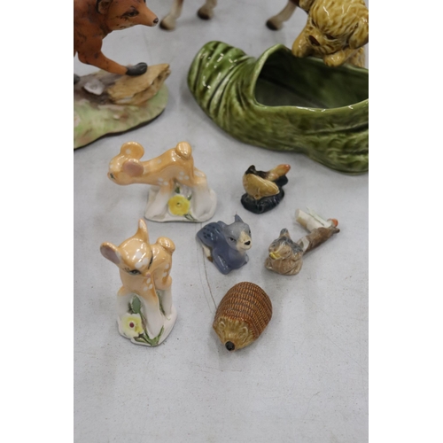 978 - A COLLECTION OF CERAMIC ANIMALS AND FIGURES TO INCLUDE A SYLVAC DOG WITH SLIPPER, CONTINENTAL STYLE ... 