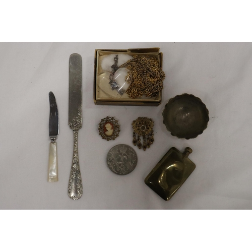 981 - A QUANTITY OF YELLOW METAL CHAINS, A HEART PENDANT, TWO BROOCHES, TWO VINTAGE KNIVES, ETC