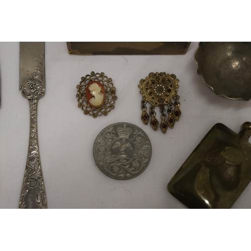 981 - A QUANTITY OF YELLOW METAL CHAINS, A HEART PENDANT, TWO BROOCHES, TWO VINTAGE KNIVES, ETC