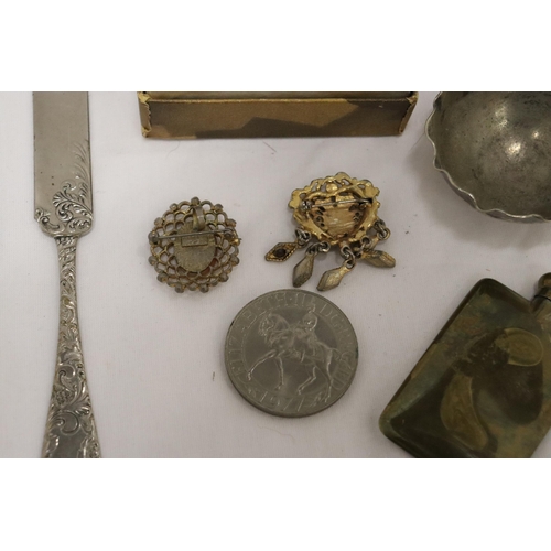 981 - A QUANTITY OF YELLOW METAL CHAINS, A HEART PENDANT, TWO BROOCHES, TWO VINTAGE KNIVES, ETC