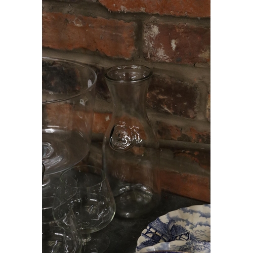 1080 - A QUANTITY OF GLASSWARE TO INCLUDE A LARGE FOOTED BOWL, GLASSES, TANKARDS, TUMBLERS, ETC