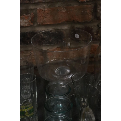 1080 - A QUANTITY OF GLASSWARE TO INCLUDE A LARGE FOOTED BOWL, GLASSES, TANKARDS, TUMBLERS, ETC