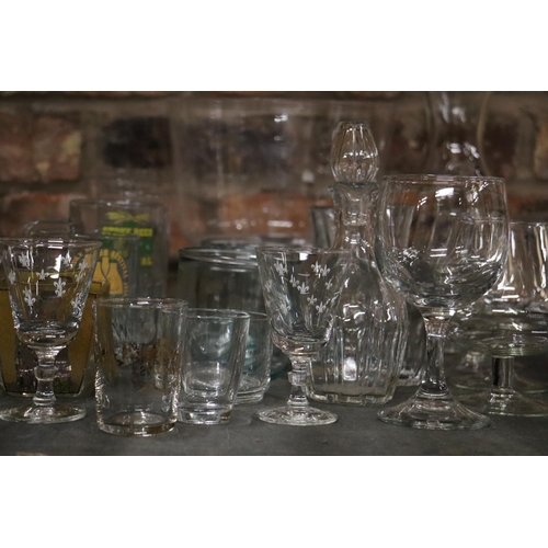 1080 - A QUANTITY OF GLASSWARE TO INCLUDE A LARGE FOOTED BOWL, GLASSES, TANKARDS, TUMBLERS, ETC