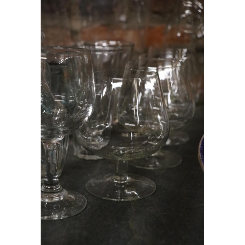 1080 - A QUANTITY OF GLASSWARE TO INCLUDE A LARGE FOOTED BOWL, GLASSES, TANKARDS, TUMBLERS, ETC