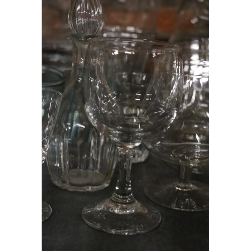 1080 - A QUANTITY OF GLASSWARE TO INCLUDE A LARGE FOOTED BOWL, GLASSES, TANKARDS, TUMBLERS, ETC