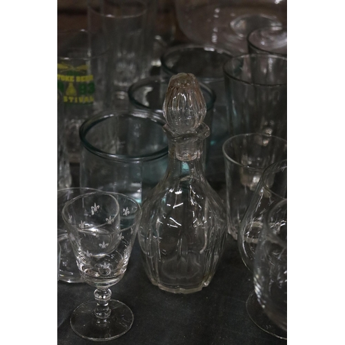 1080 - A QUANTITY OF GLASSWARE TO INCLUDE A LARGE FOOTED BOWL, GLASSES, TANKARDS, TUMBLERS, ETC