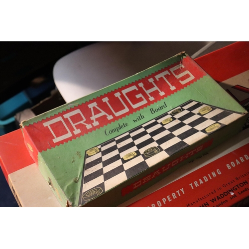 1086 - TWO VINTAGE GAMES TO INCLUDE MONOPOLY AND DRAUGHTS