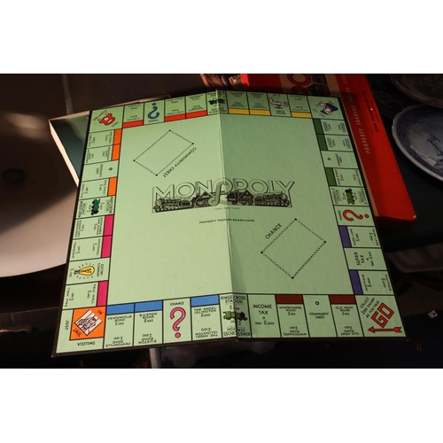 1086 - TWO VINTAGE GAMES TO INCLUDE MONOPOLY AND DRAUGHTS