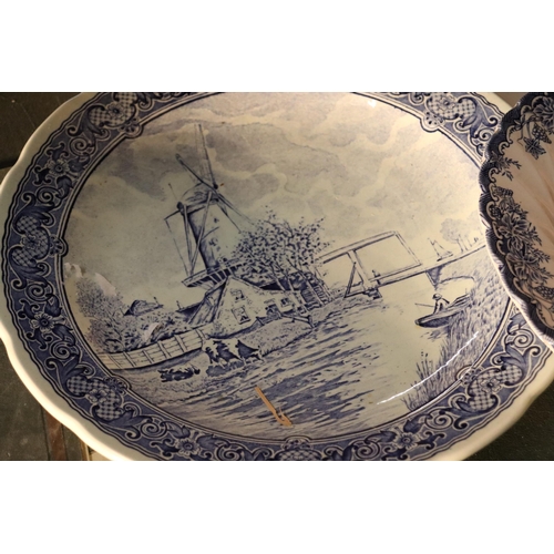 1088 - A COLELCTION OF BLUE AND WHITE PLATES TO INCLUDE WEDGWOOD, WILLOW PATTERN, ETC