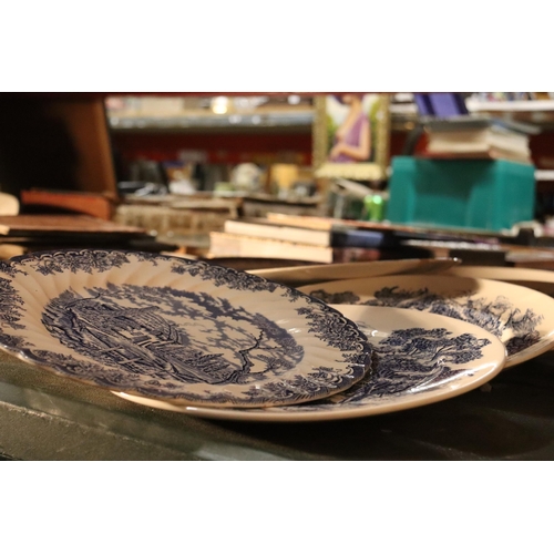 1088 - A COLELCTION OF BLUE AND WHITE PLATES TO INCLUDE WEDGWOOD, WILLOW PATTERN, ETC