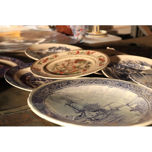 1088 - A COLELCTION OF BLUE AND WHITE PLATES TO INCLUDE WEDGWOOD, WILLOW PATTERN, ETC