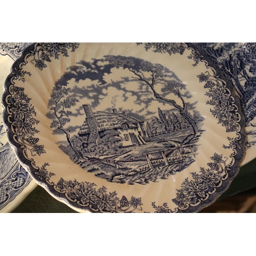 1088 - A COLELCTION OF BLUE AND WHITE PLATES TO INCLUDE WEDGWOOD, WILLOW PATTERN, ETC