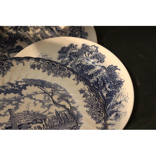 1088 - A COLELCTION OF BLUE AND WHITE PLATES TO INCLUDE WEDGWOOD, WILLOW PATTERN, ETC