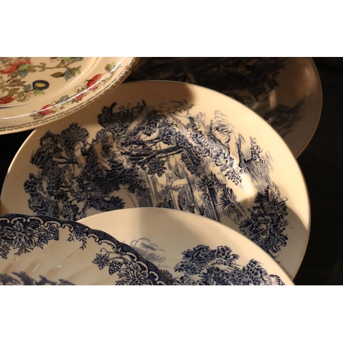 1088 - A COLELCTION OF BLUE AND WHITE PLATES TO INCLUDE WEDGWOOD, WILLOW PATTERN, ETC