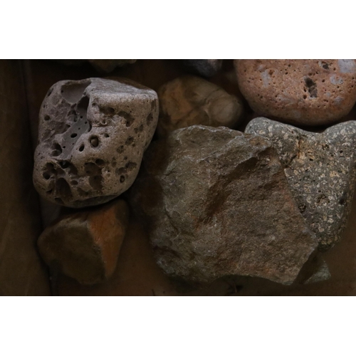 1093 - A BOX OF ASSORTED GEOLOGICAL STONES, ETC