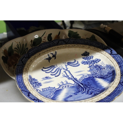 1222 - A QUANTITY OF COMMEMORATIVE CERAMICS TO INCLUDE PLATES, A CHEESE DISH AND A MUG, PLUS A LARGE WILLOW... 