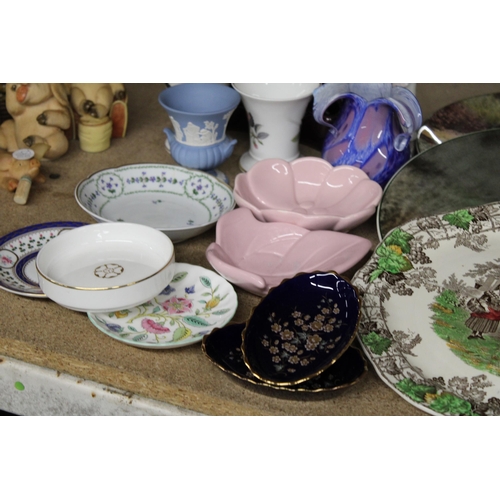 1273 - A MIXED LOT OF CERAMICS TO INCLUDE LIMOGES PIN TRAYS, CABINET PLATES, MINTON, WEDGWOOD, ETC