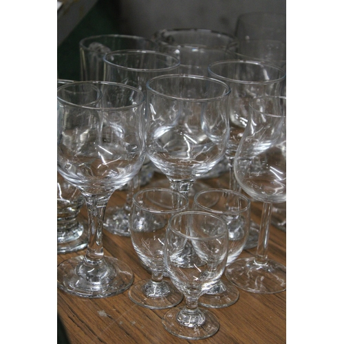 1302 - A QUANTITY OF GLASSES TO INCLUDE WINE, SHERRY, TANKARDS, ETC