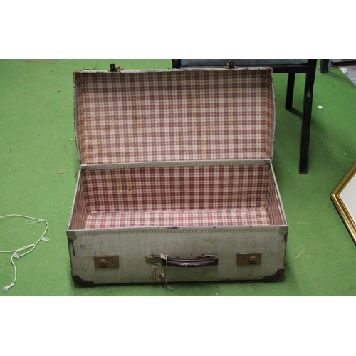 1310 - A VINTAGE SUITCASE