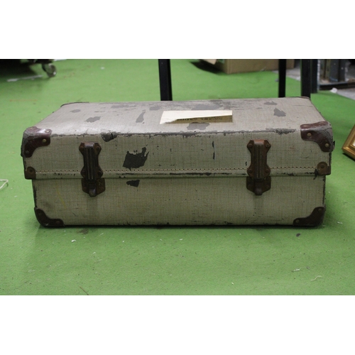 1310 - A VINTAGE SUITCASE