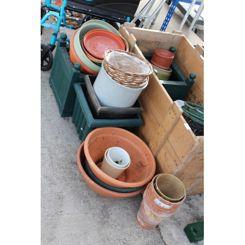 1876 - A LARGE WOODEN CRATE WITH ROPE HANDLES AND AN ASSORTMENT OF PLASTIC, WOODEN AND TERRACOTTA PLANT POT... 