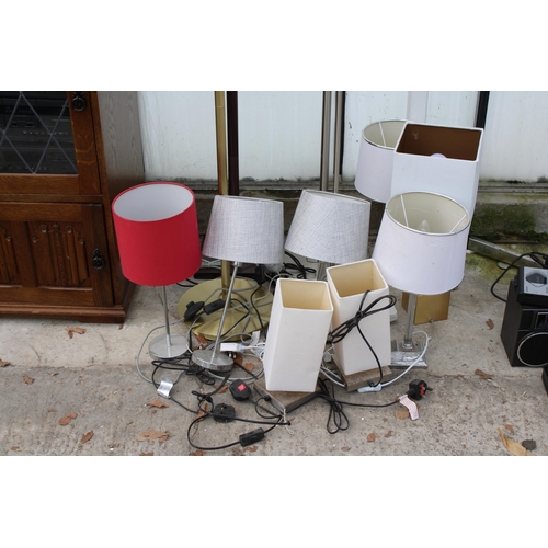 2383 - A LARGE QUANTITY OF STANDARD AND TABLE LAMPS