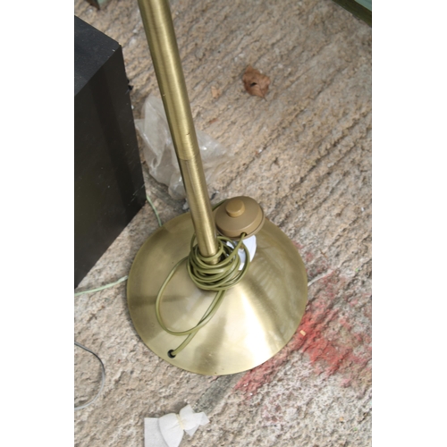 2431 - A TALL BRASS EFFECT DECORATIVE LAMP