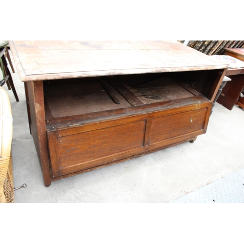 2637 - A MID 20TH CENTURY OAK CABINET