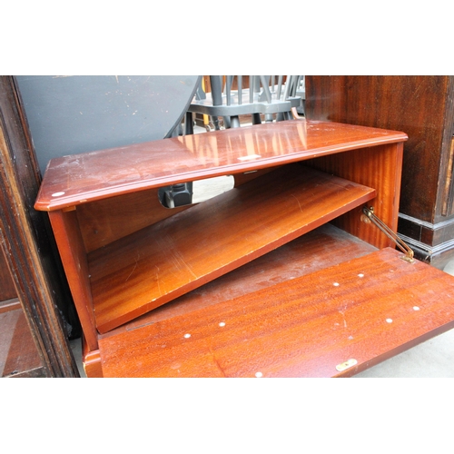 2931 - A MAHOGANY CABINET AND A SET OF TWO TIER OPEN SHELVES